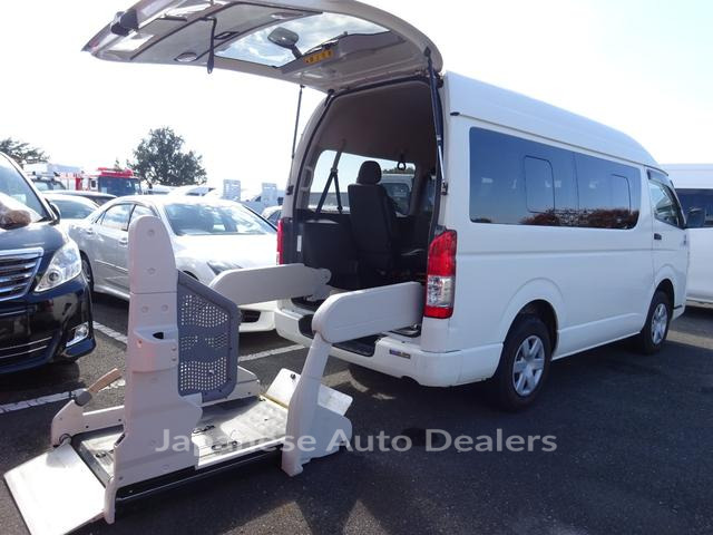 TOYOTA HIACE VAN