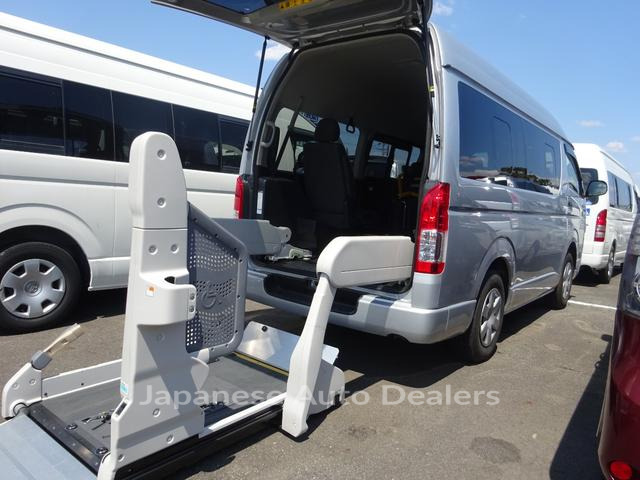 TOYOTA HIACE VAN