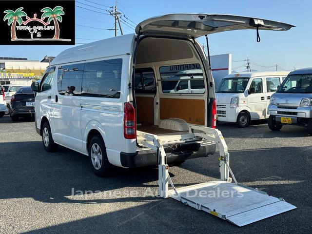 TOYOTA HIACE VAN