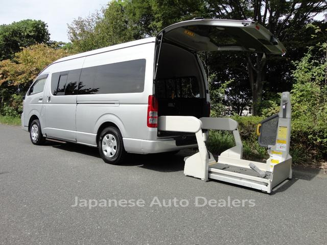 TOYOTA HIACE COMMUTER